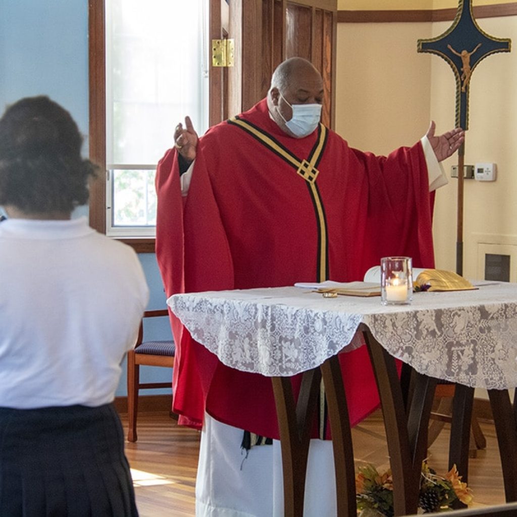 19 Faculty and Staff Honored During Mass of the Holy Spirit