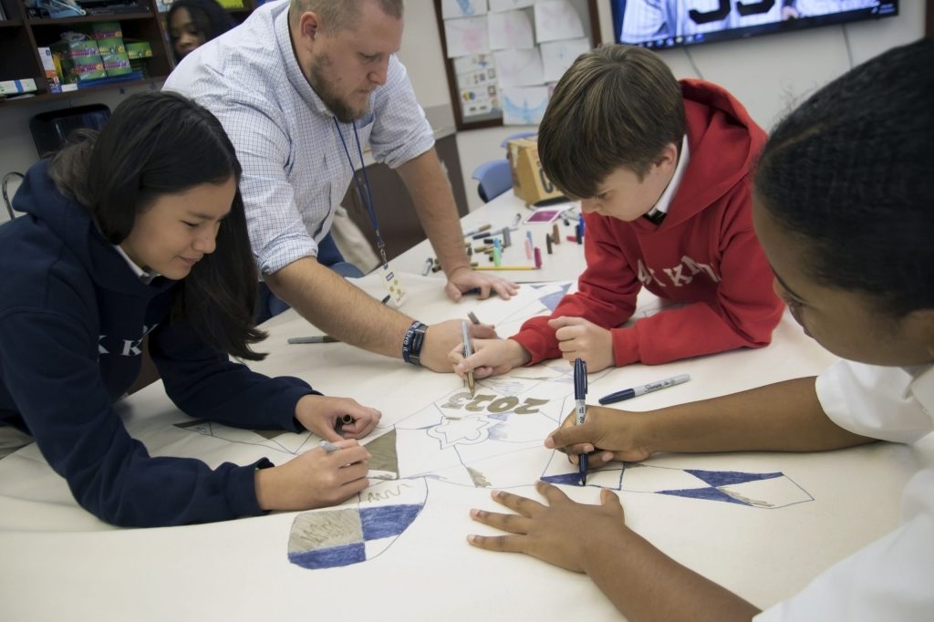 Each year in the Lower School, the Liturgical Ministry Mass offers 6th graders the opportunity to shine as Lower School leaders and celebrates the Oak Knoll commitment to service and community.